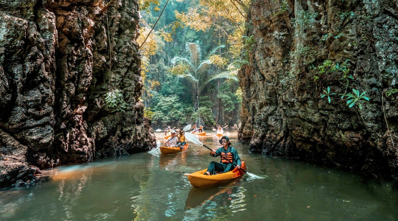 Chèo thuyền kayak tại Ao Thalane