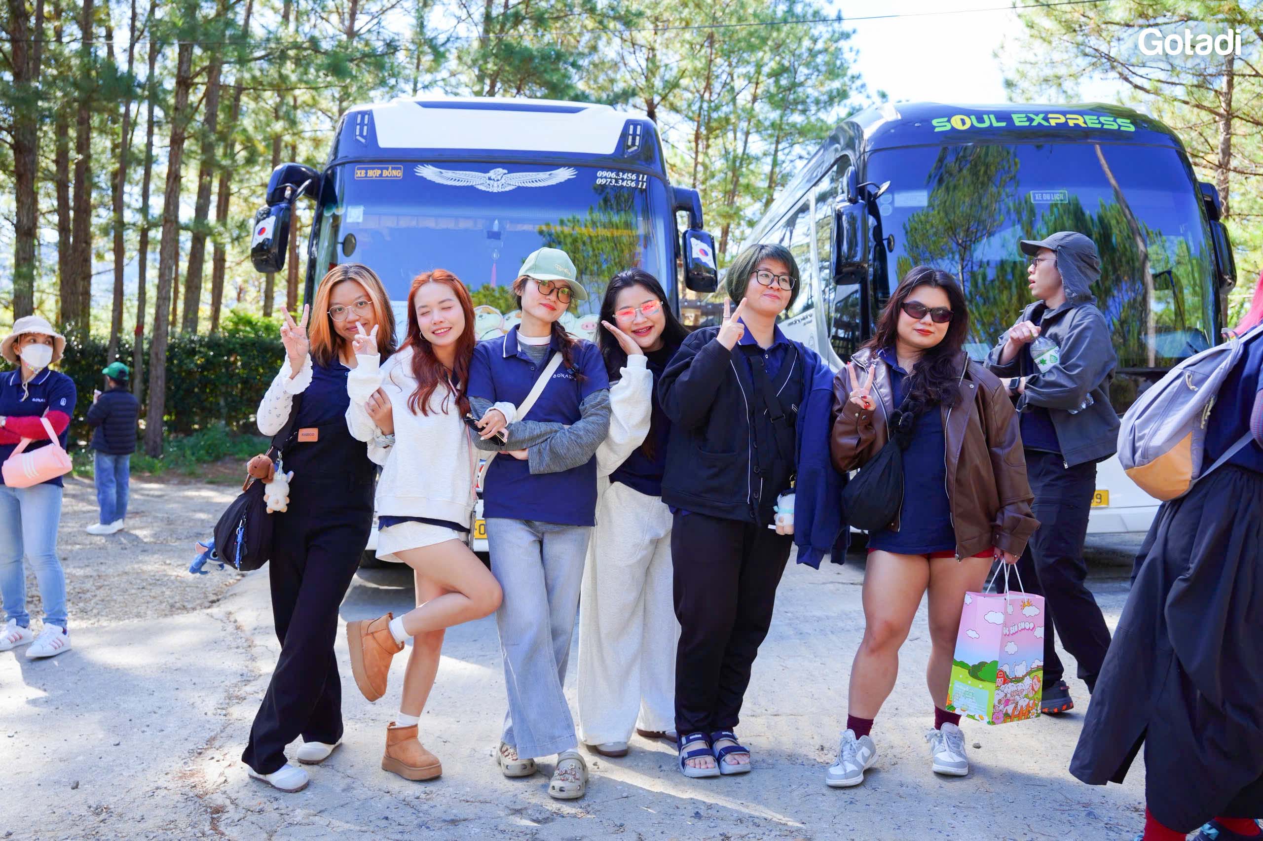 đoàn khách du lịch