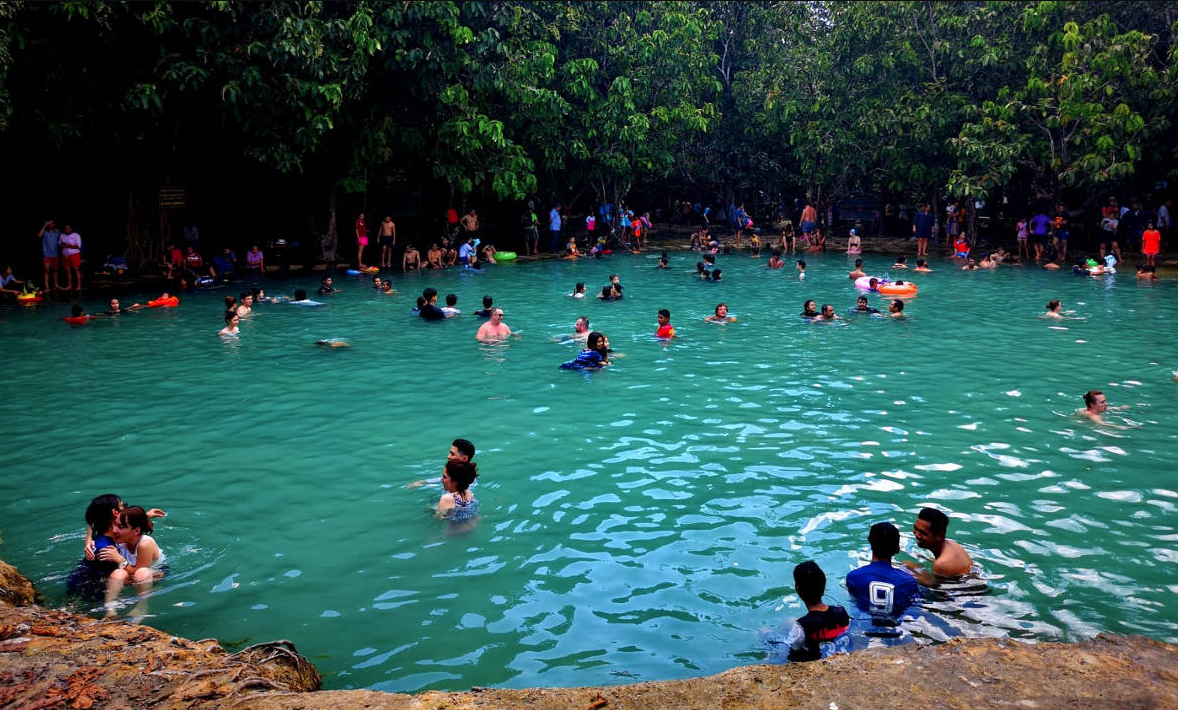 hồ Emerald Pool