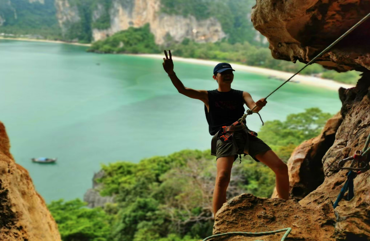 leo núi railay beach