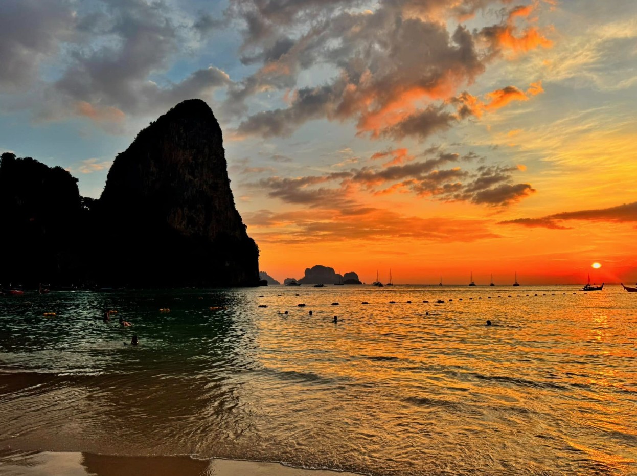 hoàng hôn railay beach
