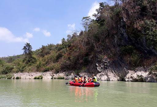 Chèo thuyền tại thác Dray Nur hoạt động trải nghiệm khi du lịch Buôn Ma Thuột