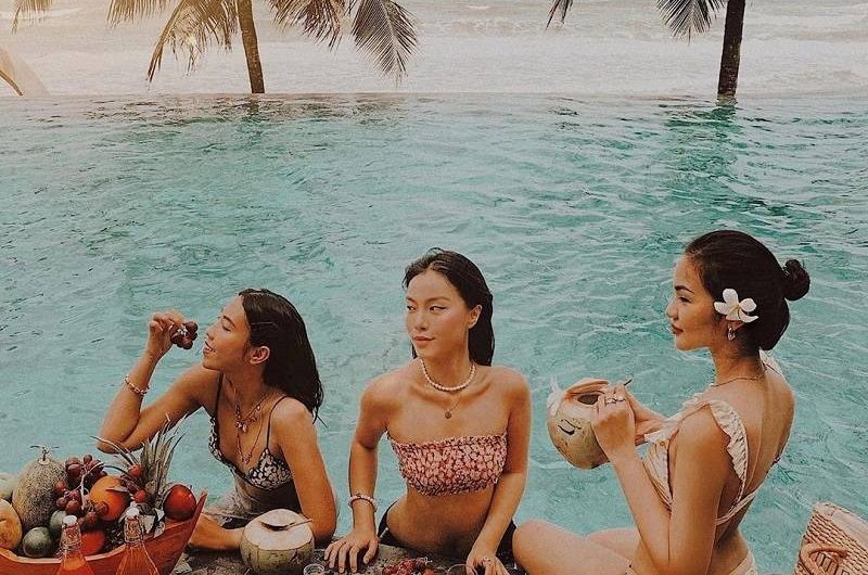 Tạp dáng chụp ảnh sang chanh cùng hội nhóm chị em bạn thân với hồ bơi, đồ ăn và bikini.