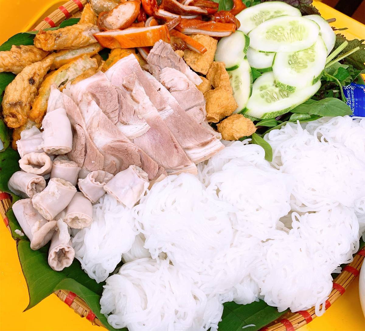 Bún đậu Việt - Hàng Khay là địa chỉ thưởng thức món ngon phố cổ hà nội (Nguồn: Internet)